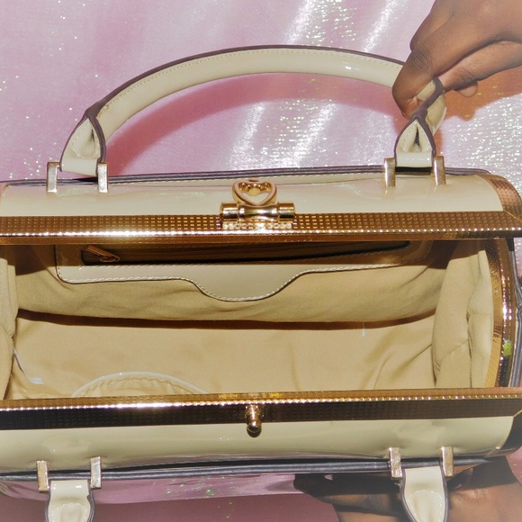 Gorgeous Creme Purse - Picture 3 of 3